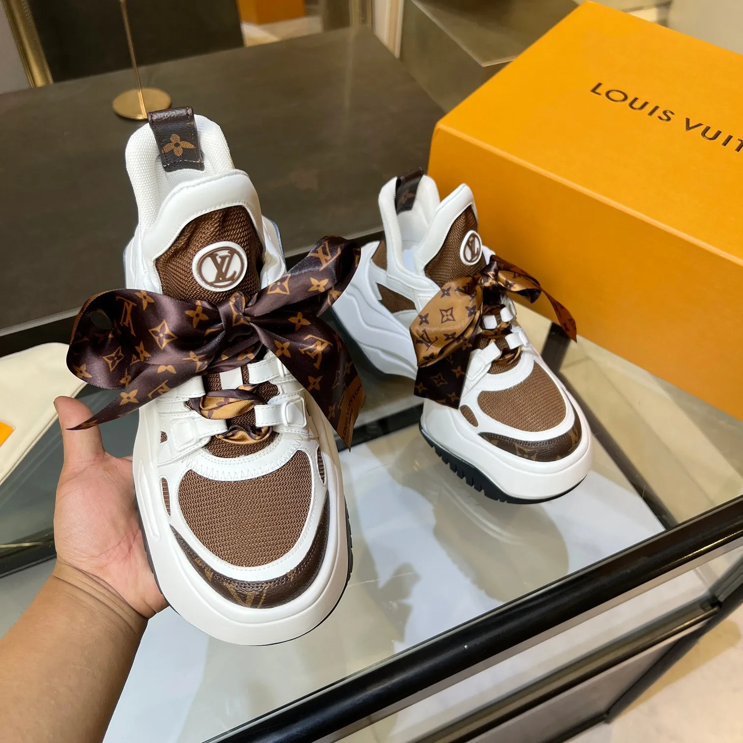 👟👟Ex-factory price 760👟👟 Nicolas Ghesquieye once again refined the design essence of LVArchlight sneakers to create LVArchlight2.0 platfrm sneakers. The combination of multiple technical materials, the wide outsole and the exaggerated tongue highlight the series' recognition, and the latter is marked with the LVCirCle logo 35-41